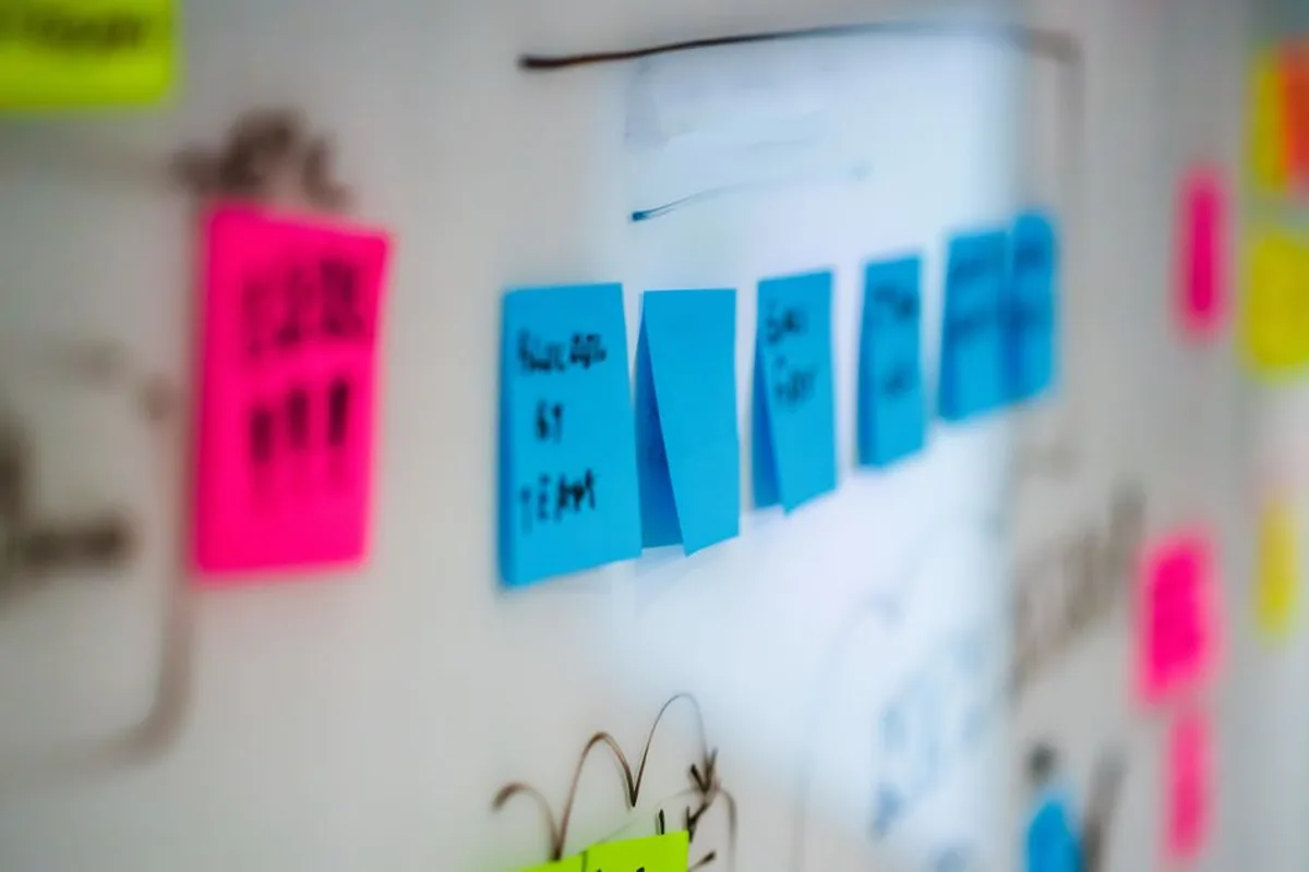 Atelier de cadrage de marque avec notes adhésives sur un mur de planification stratégique