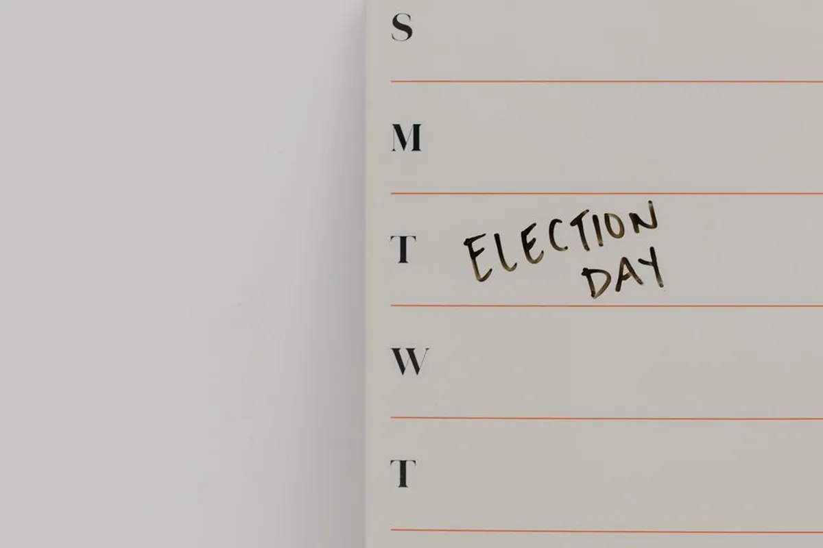 Calendrier mural avec dates marquées, illustrant une cadence de publication régulière et planifiée
