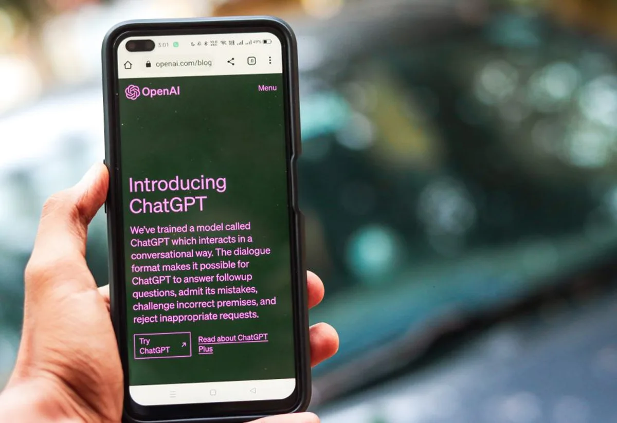 Conversation de service client sur smartphone, illustrant un chatbot qui traite les questions répétitives
