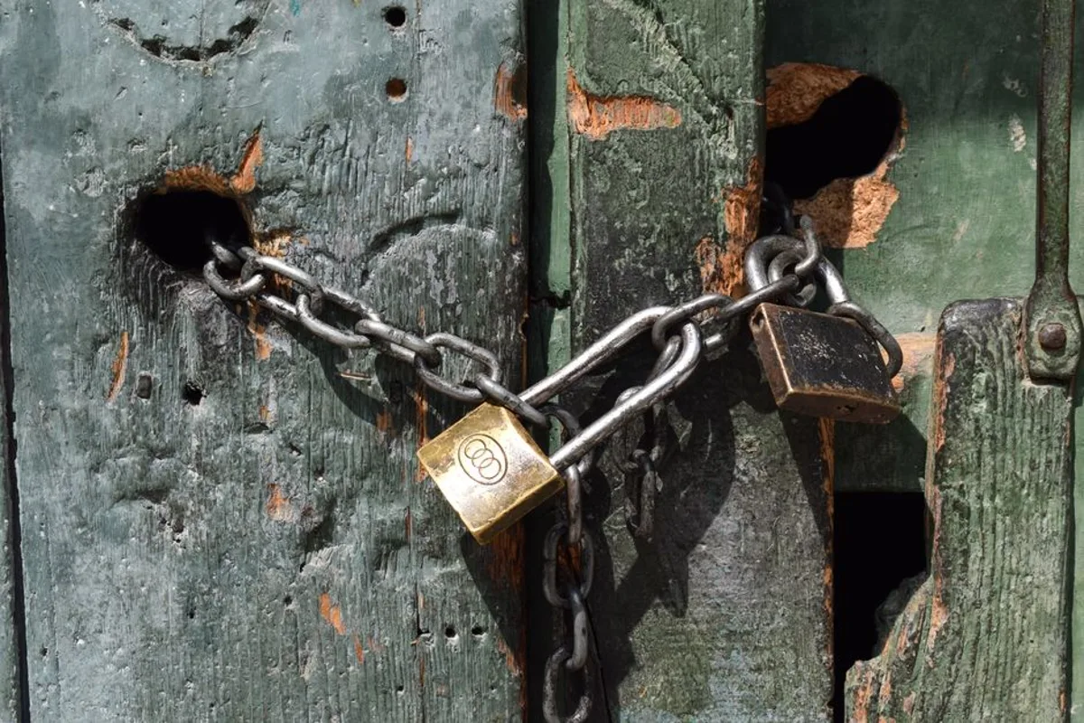 Cadenas fermé sur une porte en bois, image de l'accès verrouillé d'un site WordPress