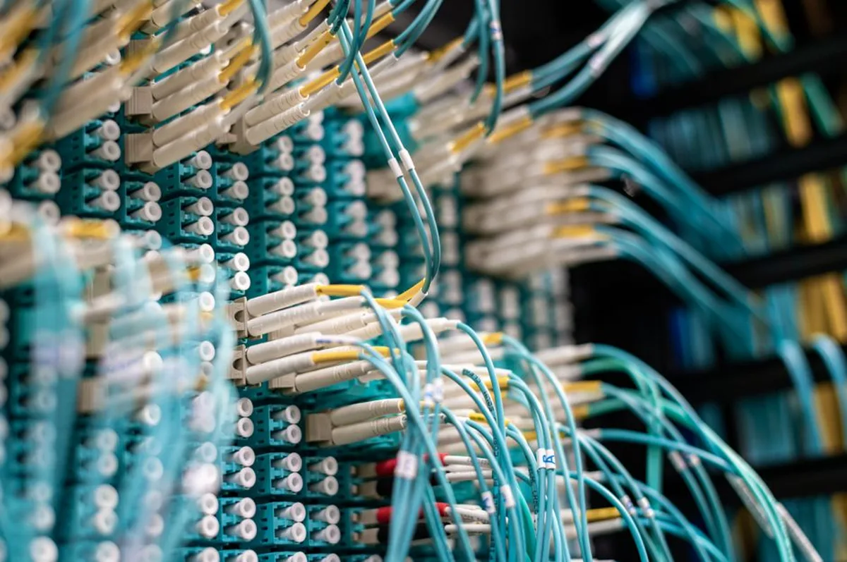 Salle serveurs et câbles réseau, l'infrastructure invisible qui rend un site indexable et rapide