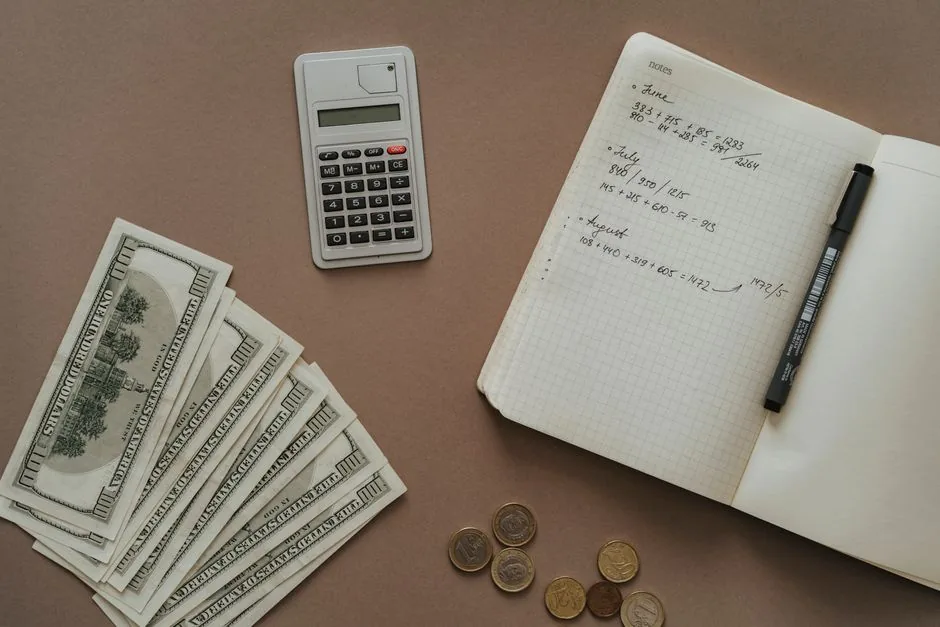 Billets, calculatrice et carnet de calculs, budget d'un projet