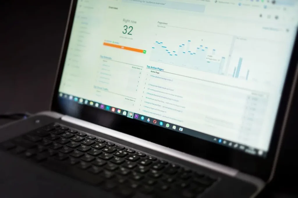 Ecran d'analyse technique SEO avec donnees de performance d'un site