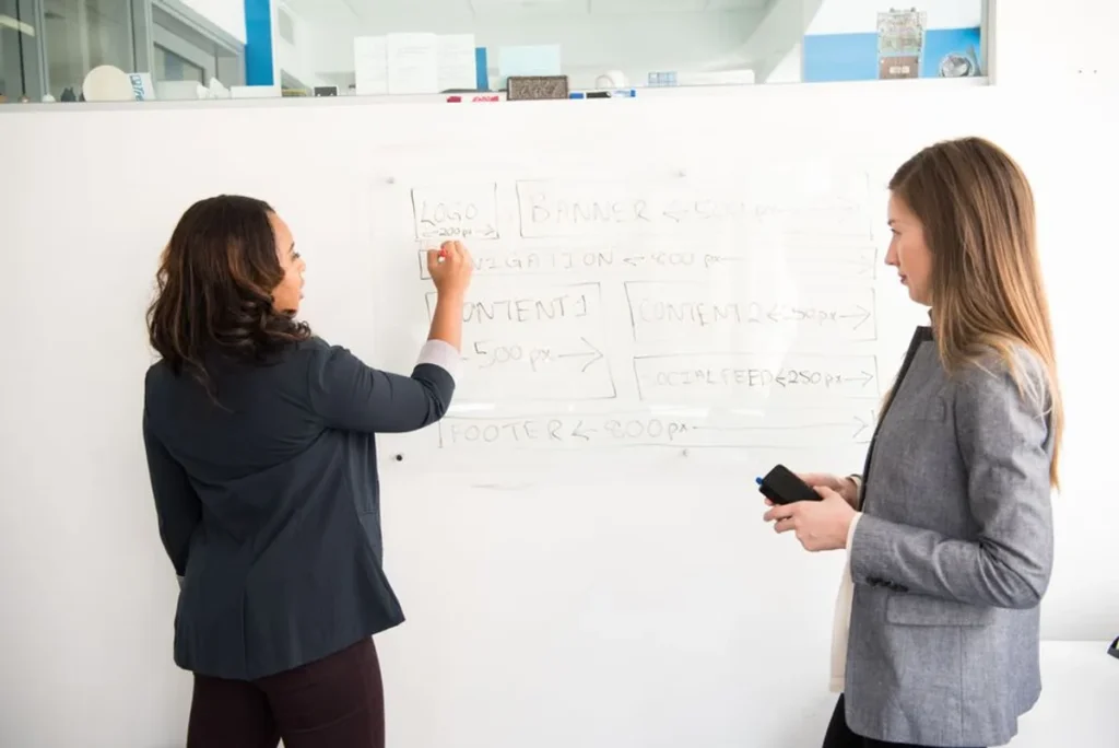 Atelier de strategie de contenu avec notes et planning sur une table