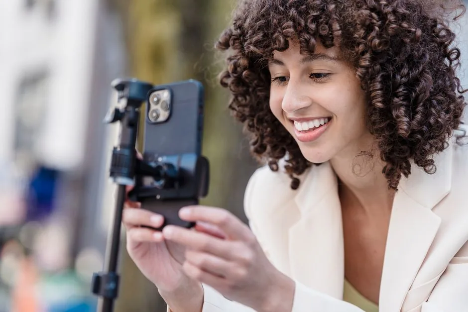 Créatrice de contenu filmant une vidéo courte au smartphone sur trépied