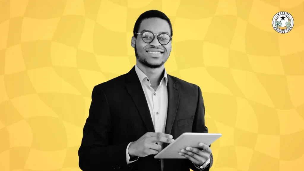 Dirigeant souriant en costume tenant une tablette, professionnel et confiance