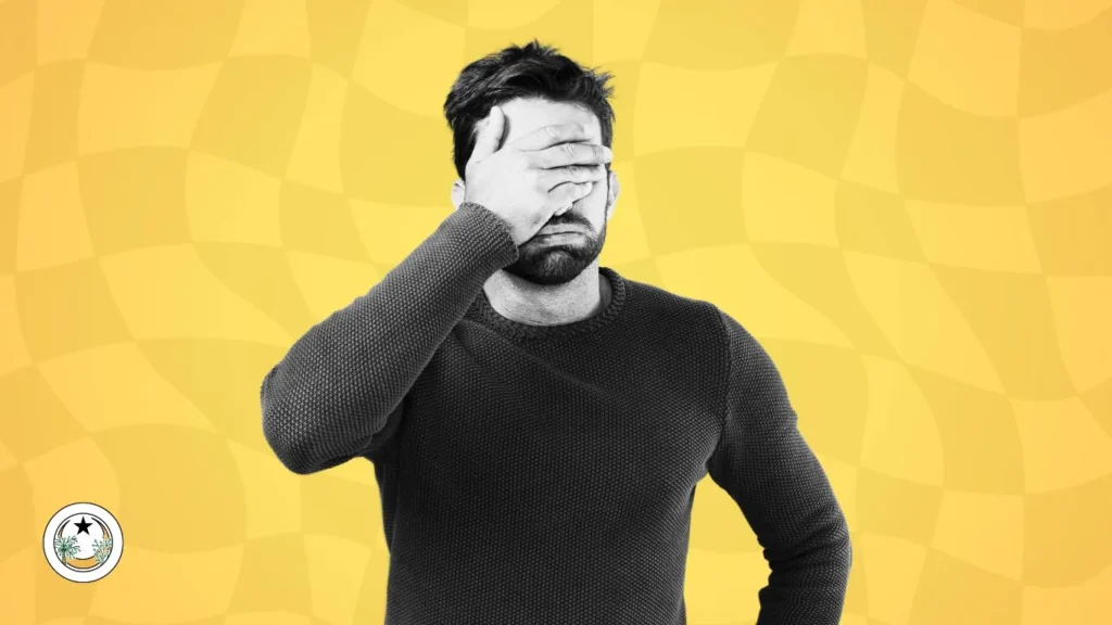 Jeune entrepreneur dépité, la main sur le visage, erreurs de communication digitale des startups