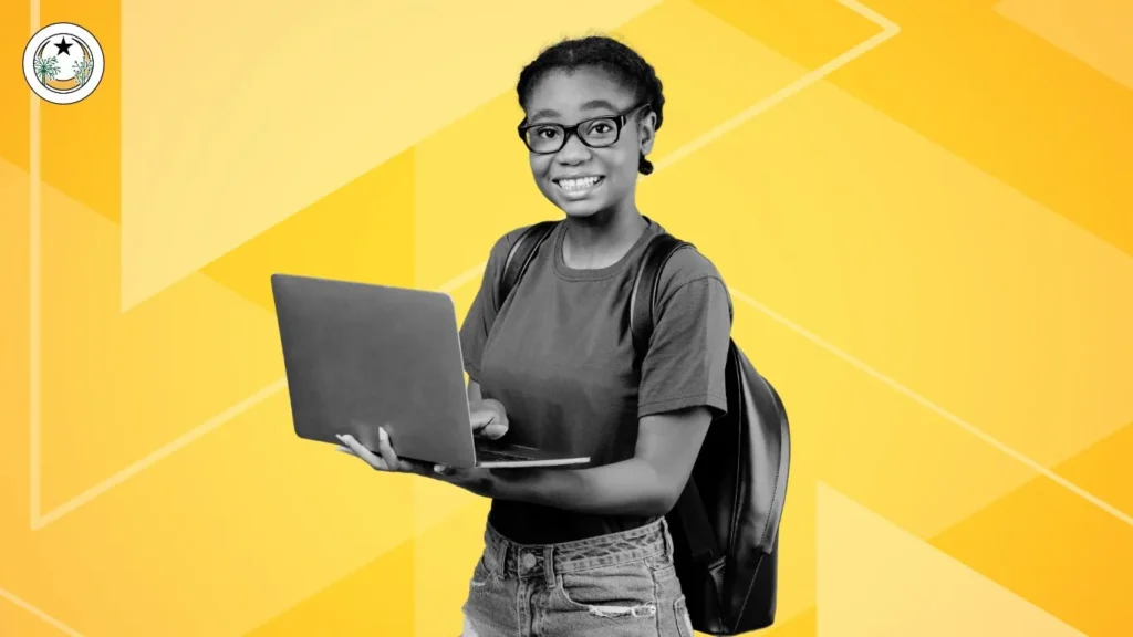Jeune femme étudiante souriante tenant un ordinateur portable