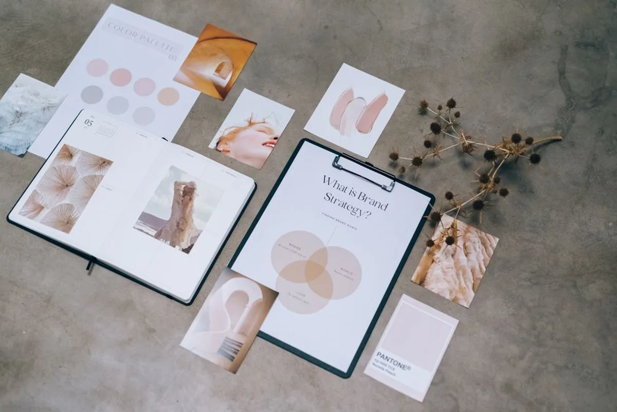 Planche de marque à plat : palette de couleurs, moodboard et nuancier Pantone, éléments d'une identité visuelle