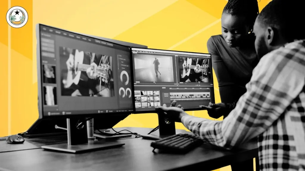 Deux professionnels au montage vidéo sur double écran, production audiovisuelle