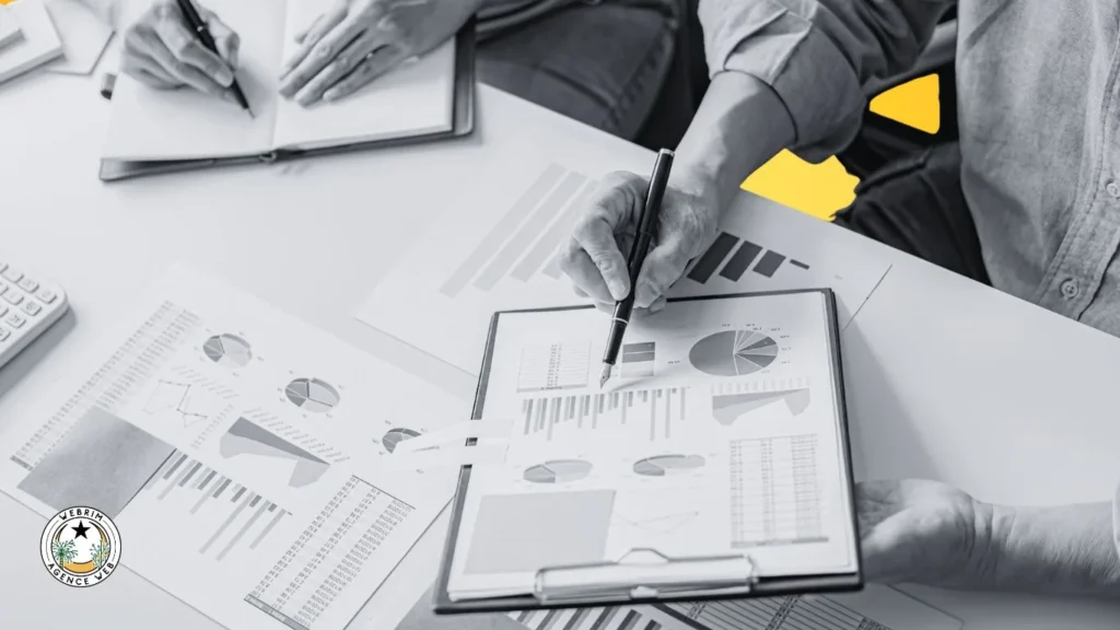Analyse de graphiques et de chiffres sur papier, budget et prix d'une refonte de site web