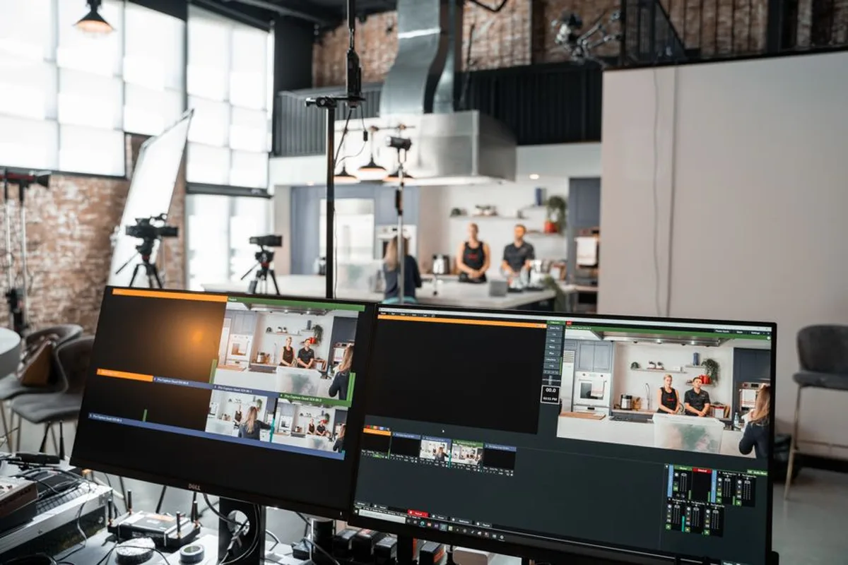 Sala de control de una producción audiovisual multicámara con monitores en un estudio