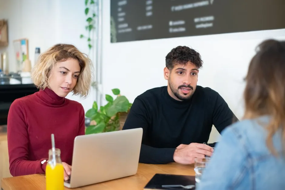 Jeunes entrepreneurs en discussion autour d'un ordinateur portable