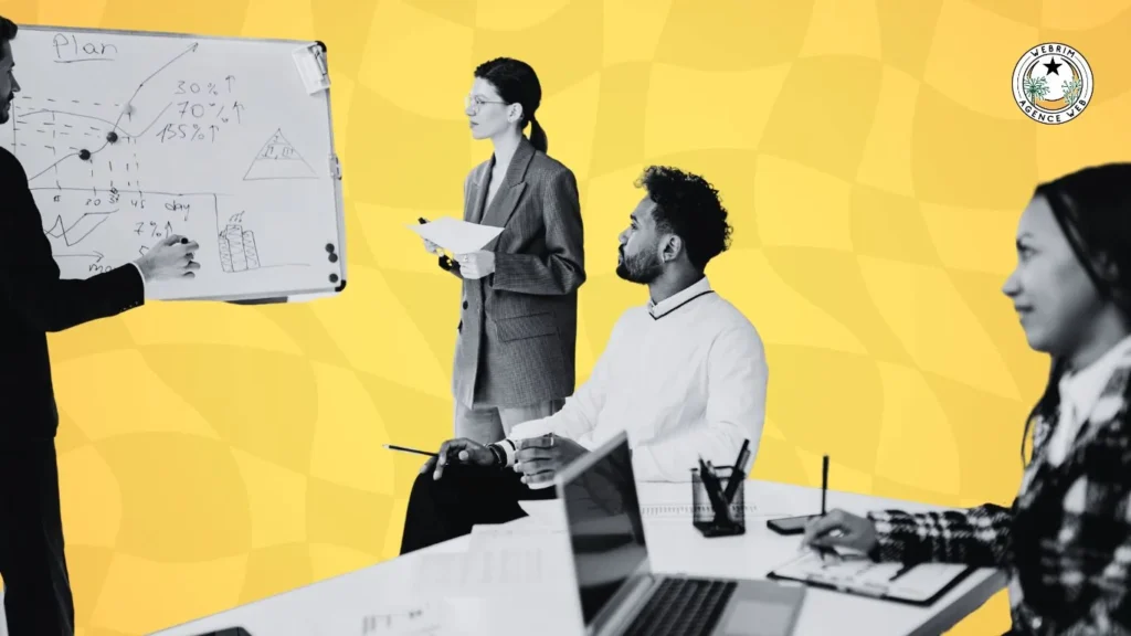 Présentation d'un plan de croissance sur tableau blanc en réunion, stratégie marketing