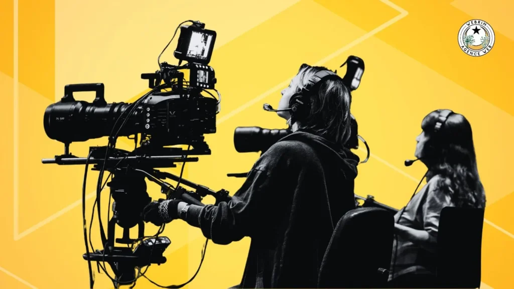 Opérateur caméra avec casque sur un tournage, production audiovisuelle professionnelle