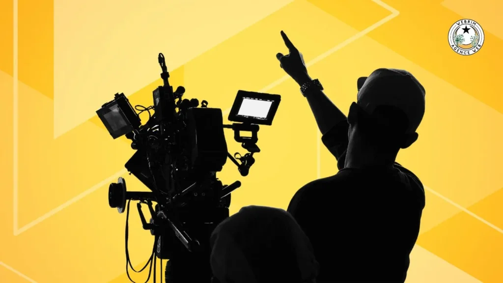 Silhouette d'un cadreur avec une caméra de cinéma, production de film