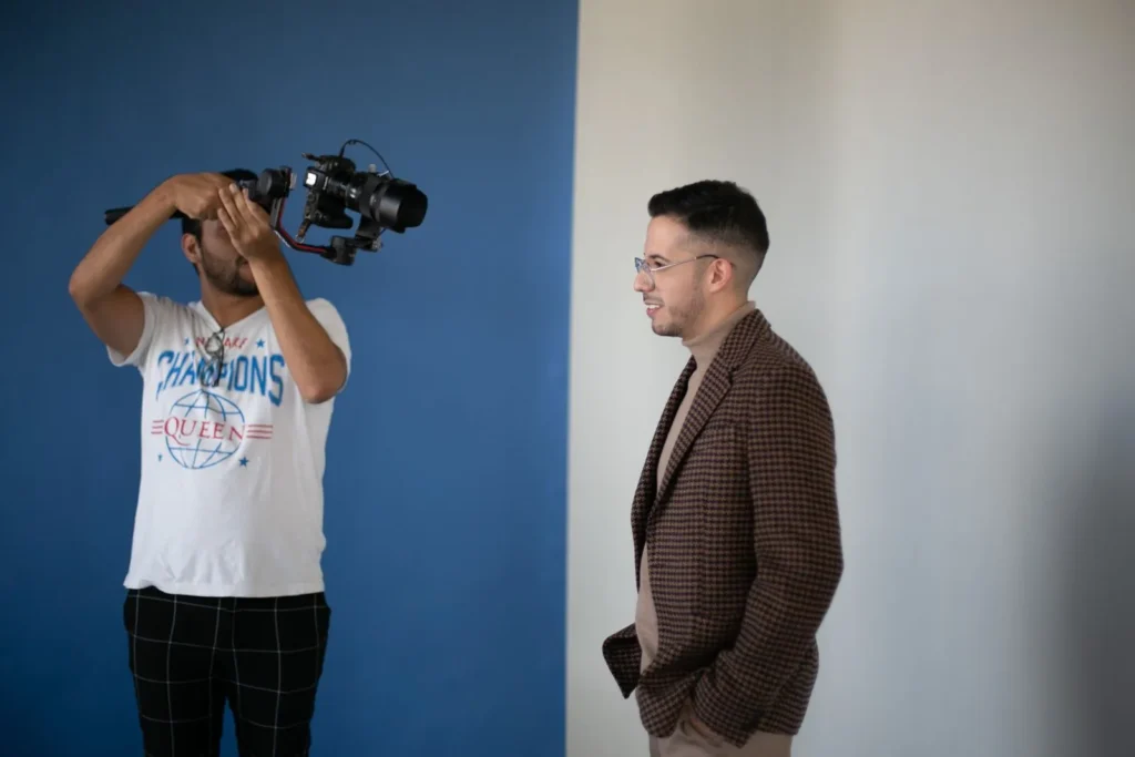 Cadreur filmant un dirigeant en interview, tournage de documentaire de marque